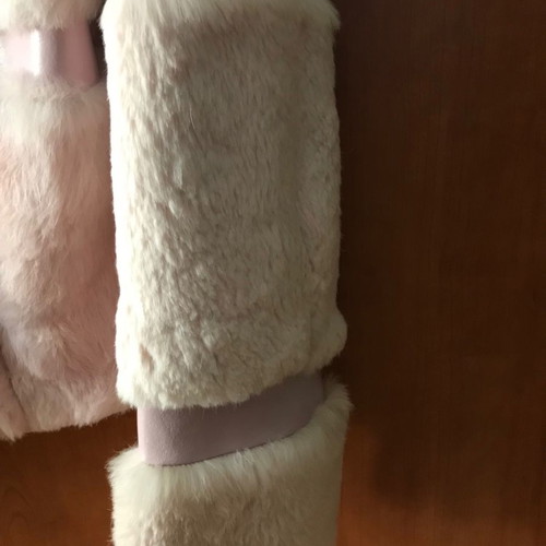 Short fur jacket used in pink color