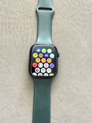 Apple Watch Series 8 45mm μεταχειρισμένο με αυθεντικό και 3 επιπλέον λουράκια