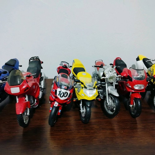 Collectible motorcycles like new, pack of 11 pieces