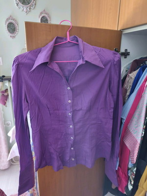 Fitted shirt like new, purple with gathered sleeve and wide cuff