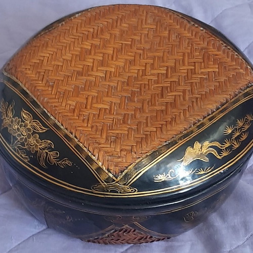 Japanese basket used, made of bamboo and black lacquer, hand-painted