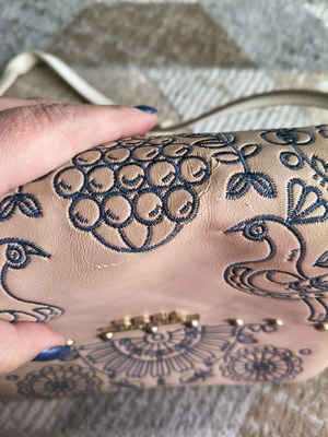 Кръстосана чанта Doca употребявана, бежова с сини релефни детайли