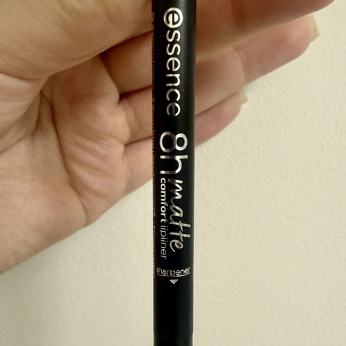 Essence 8H Matte Comfort Lipliner no.12 Cushion Talk with sharpener