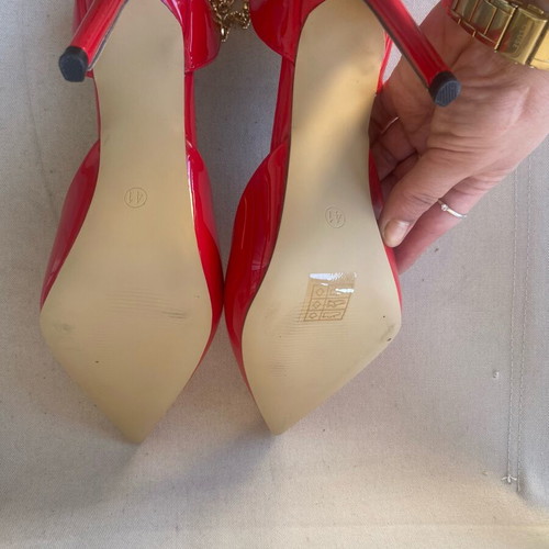 Red high-heeled pumps new, size 41, 12cm heel with gold chain