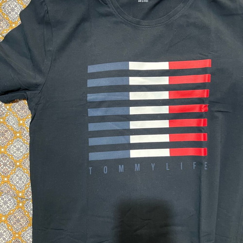 Tommy Life t shirt black like new, size L