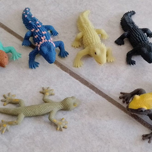 Rubber toys set of six used, 5 lizards and 1 frog
