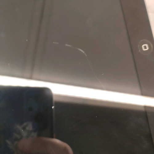 iPad 2 A1395 16GB used with screen scratch and charging cable