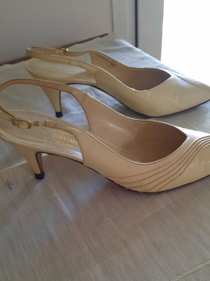 Bruno Magli women's pumps used, size 39, beige, 6 cm heel