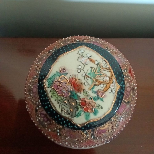 Vintage Chinese Satsuma Style Vase with Lid like new