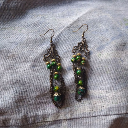 Dangling earrings with chain and emerald beads, lightweight
