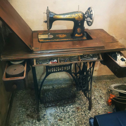 Singer sewing machine used, 1927 model with serial number Υ4760070