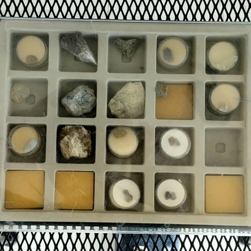 Thesauroi tis Gis Deagostini case with 16 precious stones