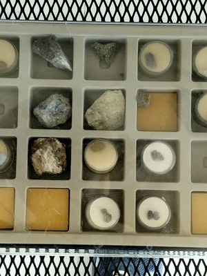 Thesauroi tis Gis Deagostini case with 16 precious stones