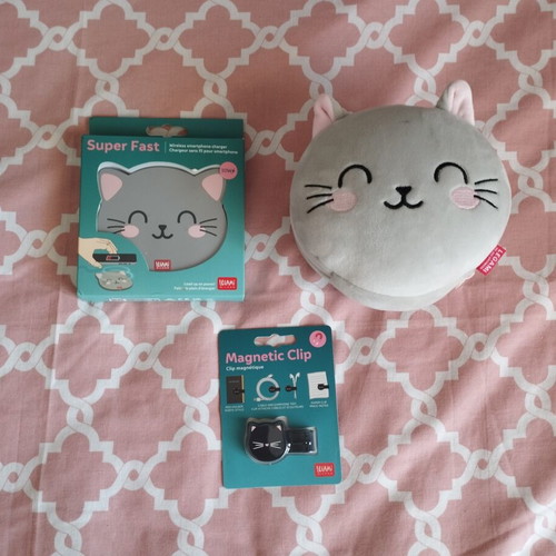 Legami cat-themed pack new, Bluetooth charger, magnetic clip, travel pillow