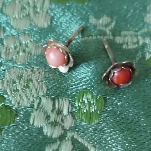 Vintage gold earrings with coral flower design, like new
