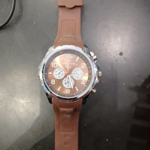 Quartz wristwatch used with silicone strap