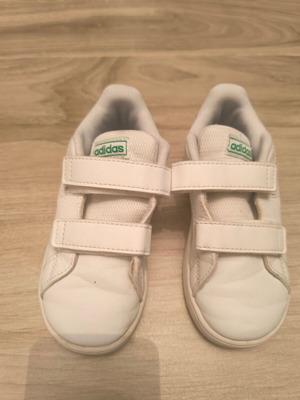 Παιδικό παπούτσι Adidas sneakers άσπρο, μέγεθος 26, σαν καινούργιο