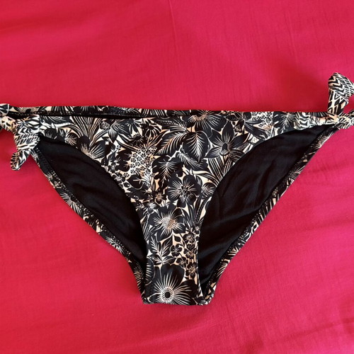 Accessorize bikini bottom used, side tie, black and white, size M