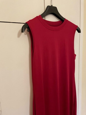 Sleeveless dress red new with satin texture