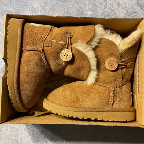 UGG kids boots new, size 26