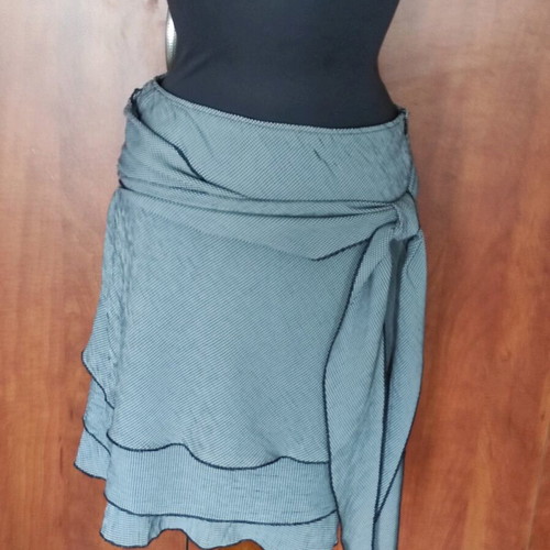 Free Wear wrap skirt like new, boho style with ruffles, size M
