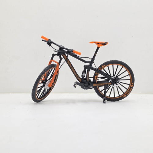 Metal Mountain Bike Model 1:8 scale like new with suspension