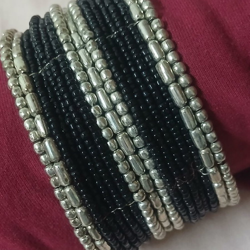 Bracelet with black and silver beads like new, hinged