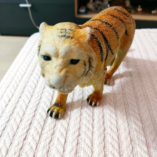 Tiger figure like new