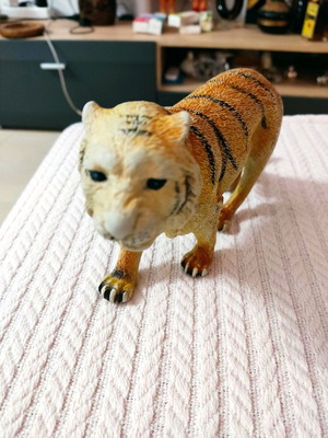 Tiger figure like new
