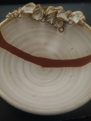 Ceramic bowl with embossed flowers 14.5 cm, like new
