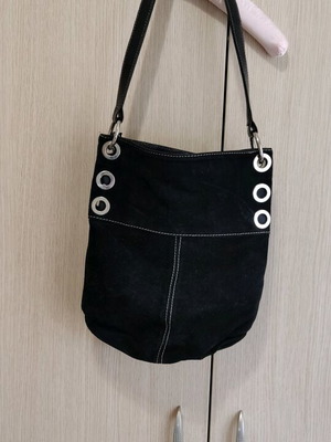 Δερμάτινη σουέτ τσάντα ώμου μεταχειρισμένη, μαύρη με φερμουάρ