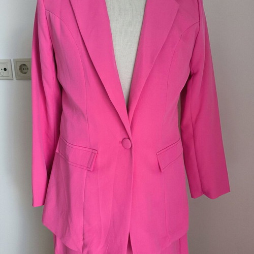 Women's fuchsia suit like new with button fastening