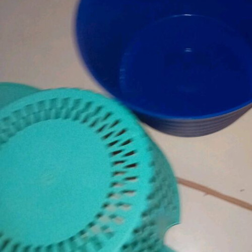 Large container with strainer, lid and stirrer like new