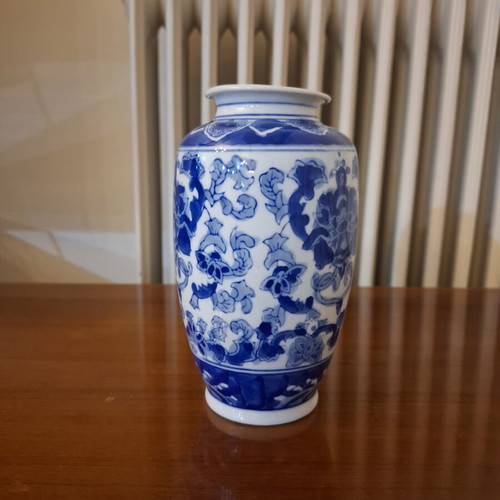 Chinese porcelain vase like new, blue and white floral design