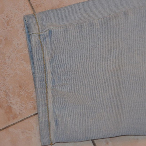 Classic blue jean with rips used, size M