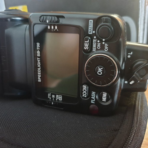 Nikon Speedlight SB-700 iTTL flash like new with batteries and charger