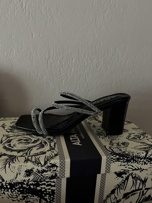 Heeled sandals size 38 like new, black, low heel