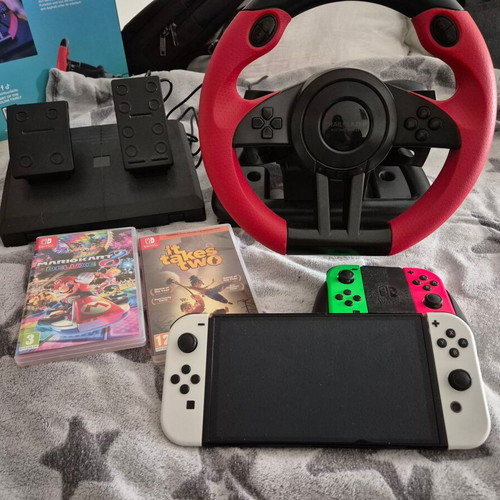 Nintendo Switch OLED конзола комплект като нов с джойкон и волан