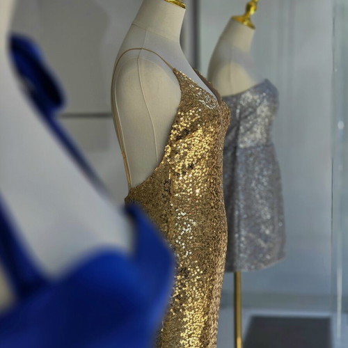 Female Dressmaker Mannequin with Adjustable Height and Gold Base like new