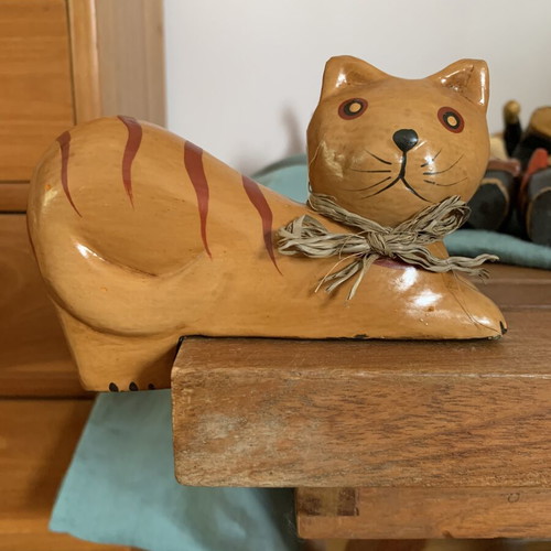 Decorative wooden cat figurine like new, corner sitting design