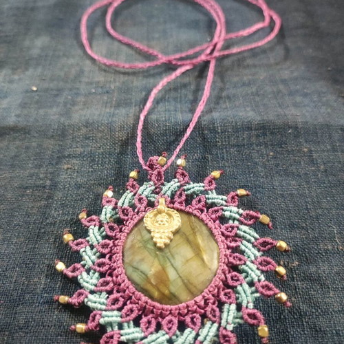 Macrame necklace new with round labradorite stone