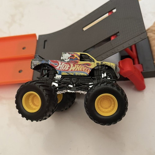 Hot Wheels Monster Jam HW Off-Road Maximum Destruction Battle set, complete