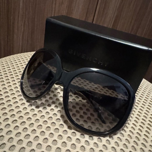 Givenchy sunglasses like new, black