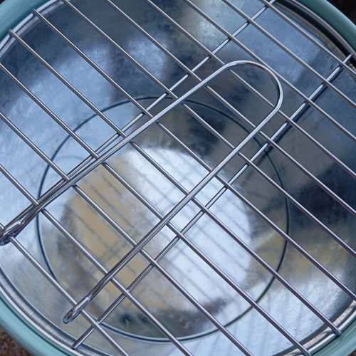 Small grill with double handle and grate