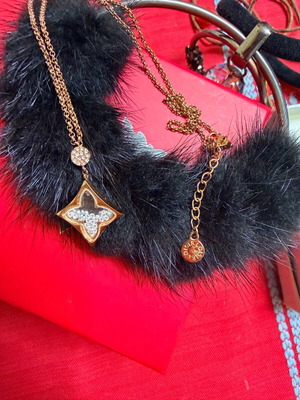 Loisir necklace pink gold color like new