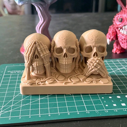 Skull trio figurine like new
