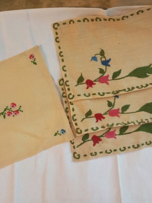Set of 4 hand-embroidered napkins used