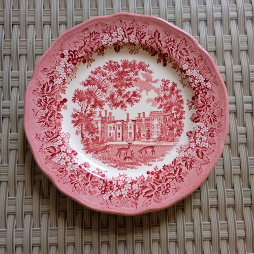 Merrie England J & G Meakin plate in excellent condition, 18 cm diameter