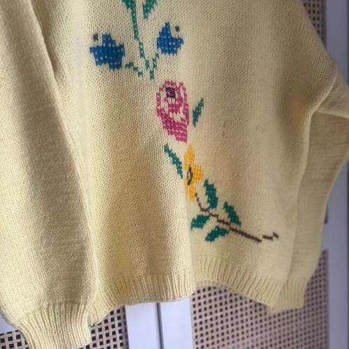 Vintage wool sweater yellow with embroidered design new