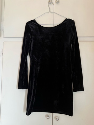 Pink Woman long-sleeve black velvet dress like new with open back